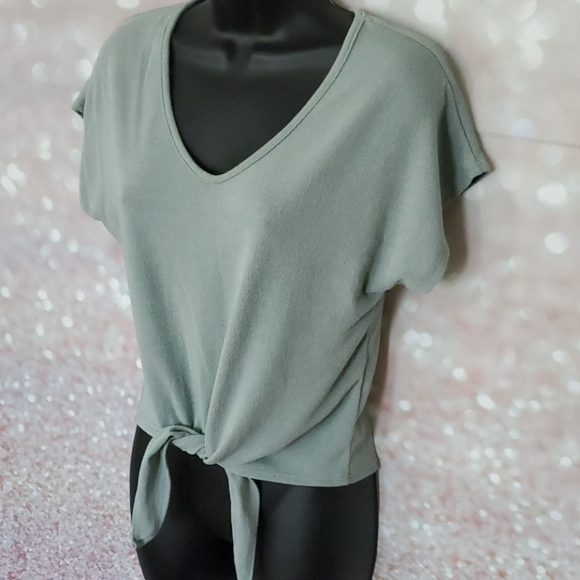 Caution to the Wind Knot Top - Picture 3 of 4